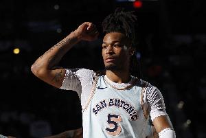 失误多！卡斯尔10中5拿到13分6板出现5失误 正负值-7