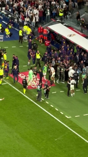 皇马球迷高喊‘p**a Barca’辱骂巴萨，赫伊森示意球迷们再大声点