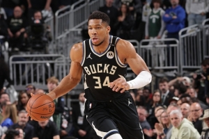 炸裂！字母哥赛季前4场场均36.3分14板7助1.3帽 投篮命中率69.5%