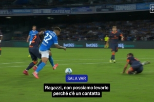 国米点球误判录音:主裁判视线被挡,助理裁判断定点球,VAR确认 国米点球误判录音:主裁判视线被挡,助理裁判断定点球,VAR确认