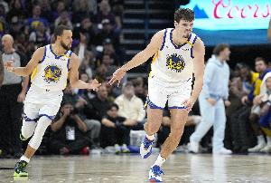 库里:波斯特变得更加自信得到了成长 我们对波姐充满信心 库里:波斯特变得更加自信得到了成长 我们对波姐充满信心