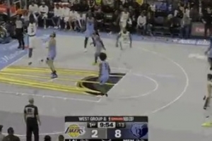 篮下空了！艾顿顺下接斯玛特传球轻松空接扣篮