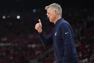 科尔：我们看到错位就强行攻低位 在05年或许有效但现在行不通了